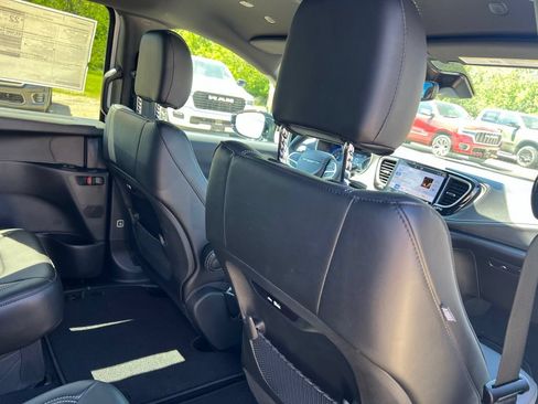 New 2027 Chrysler Pacifica Select FWD image 15