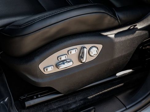 Used 2024 Porsche Macan AWD/4WD image 36