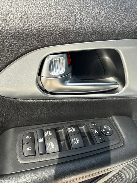 Used 2026 Chrysler Pacifica Limited FWD image 13