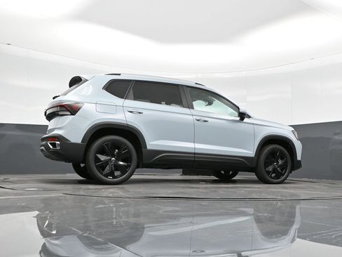 New 2025 Volkswagen Taos SE image 31
