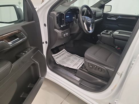 Used 2024 GMC Sierra 1500 SLE image 19