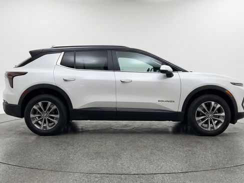 Used 2025 Chevrolet Equinox LT FWD image 11