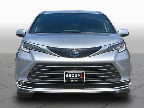 Used 2025 Toyota Sienna Limited AWD/4WD image 4