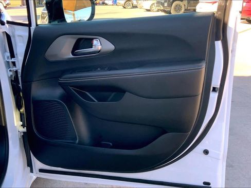 Used 2025 Chrysler Pacifica Select image 22