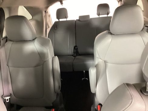 Used 2024 Toyota Sienna XLE FWD image 31