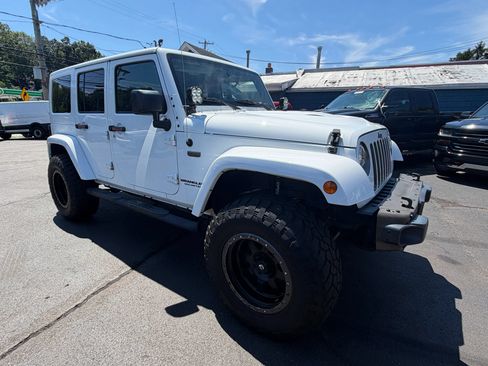 Used 2017 Jeep Wrangler Unlimited Sahara AWD/4WD image 7