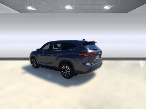 Used 2020 Toyota Highlander XLE image 3