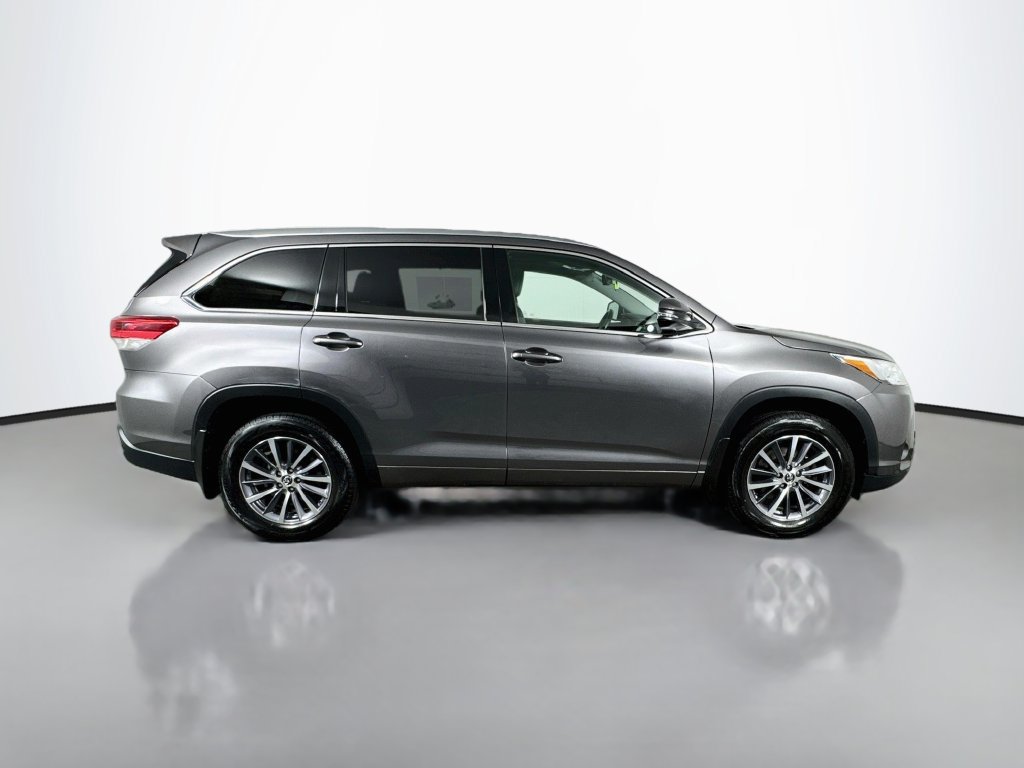 Used 2017 Toyota Highlander XLE w/ Carpet Mat Package AWD/4WD image 9