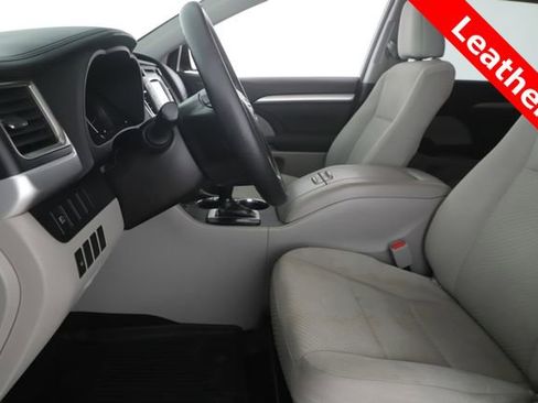 Used 2017 Toyota Highlander LE image 16