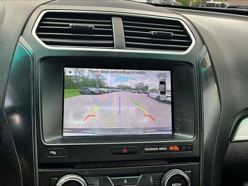 Used 2017 Ford Explorer XLT w/ Equipment Group 202A AWD/4WD image 13