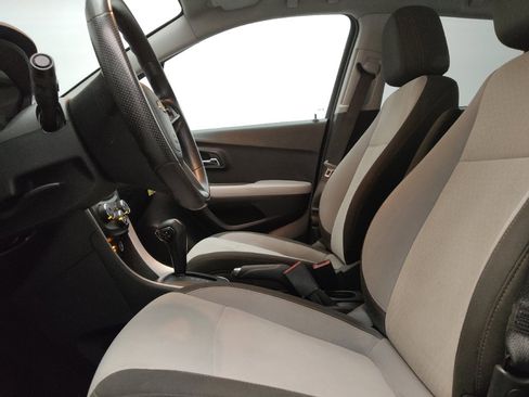 Used 2022 Chevrolet Trax LS w/ Tint and Cruise Package FWD image 17