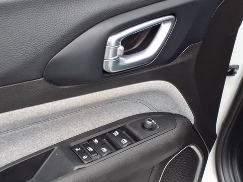 Used 2024 Jeep Compass Latitude image 8