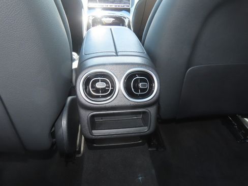 Used 2025 Mercedes-Benz GLC 300 image 22