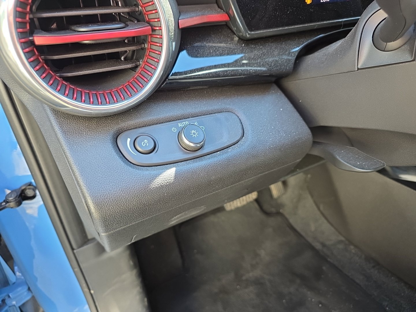 Used 2024 Chevrolet Trax RS w/ Sunroof Package FWD image 9