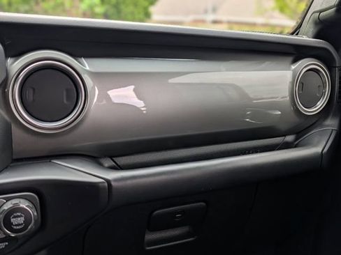 Used 2019 Jeep Wrangler Unlimited Sahara AWD/4WD image 15