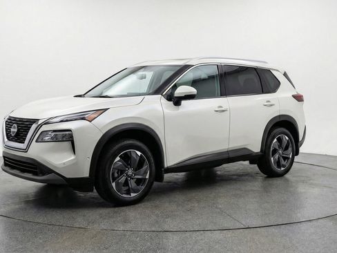 Used 2025 Nissan Rogue SV AWD/4WD image 3