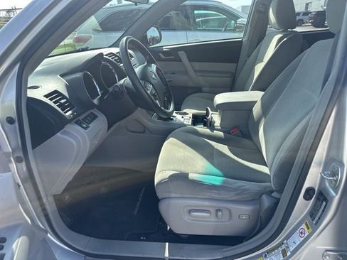 Used 2011 Toyota Highlander 4WD w/ Tech Pkg image 4