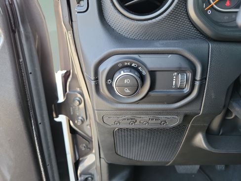 Used 2024 Jeep Gladiator Mojave AWD/4WD image 27