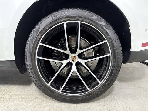 Certified 2024 Porsche Macan w/ Premium Plus Package image 14
