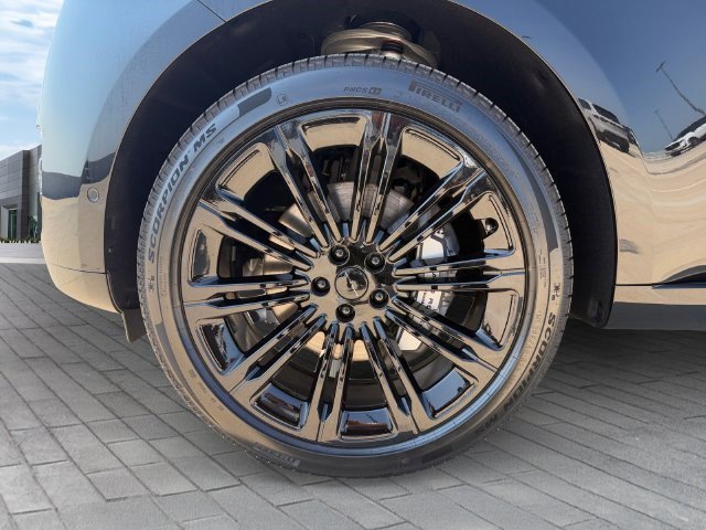 New 2026 Land Rover Range Rover Long Wheelbase SE AWD/4WD image 9