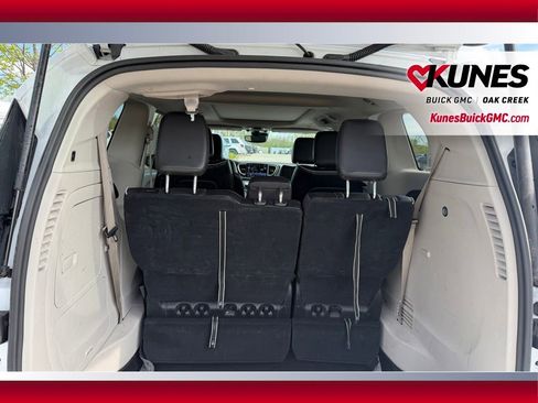 Used 2023 Chrysler Pacifica Limited FWD image 5