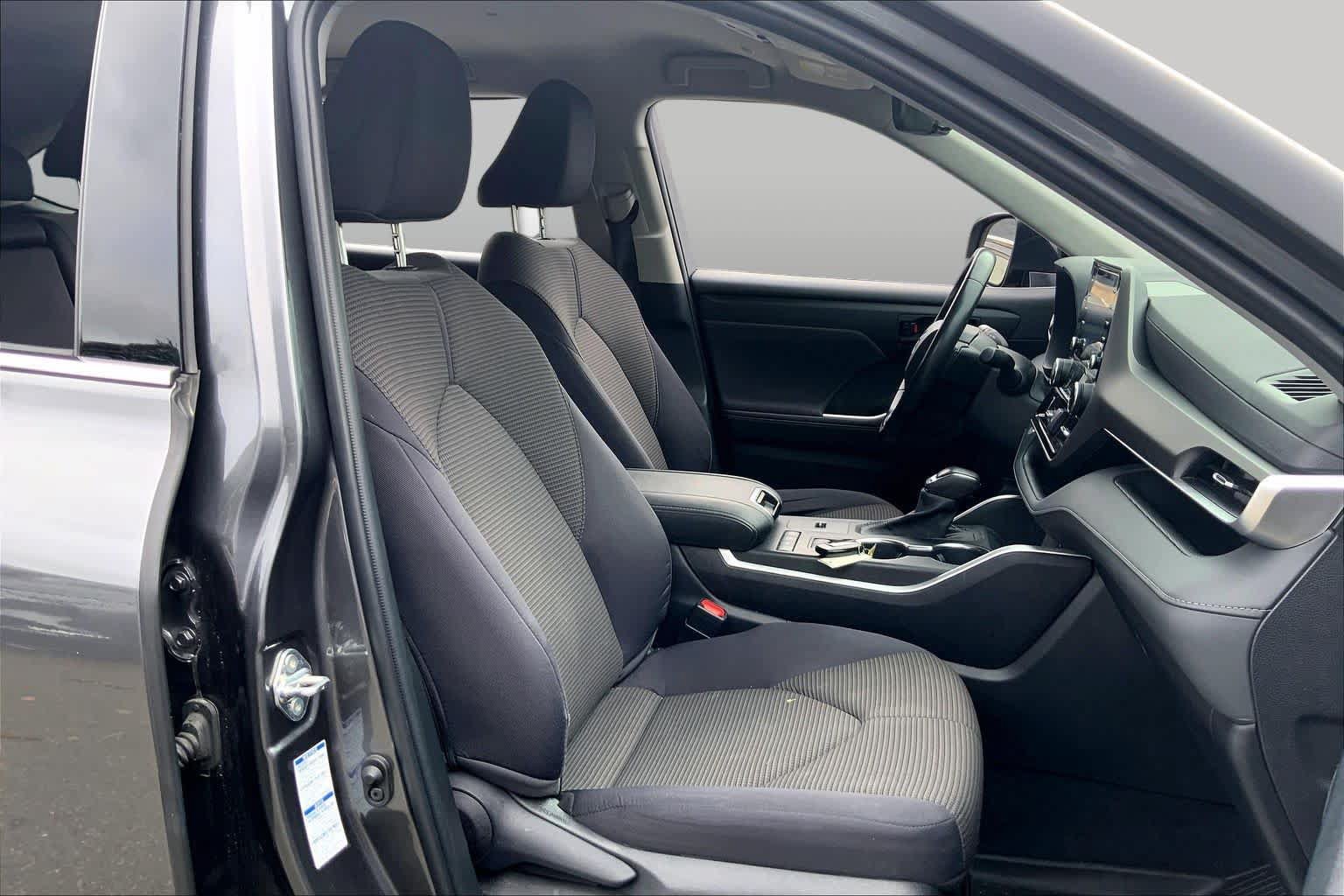 Used 2022 Toyota Highlander LE AWD/4WD image 9