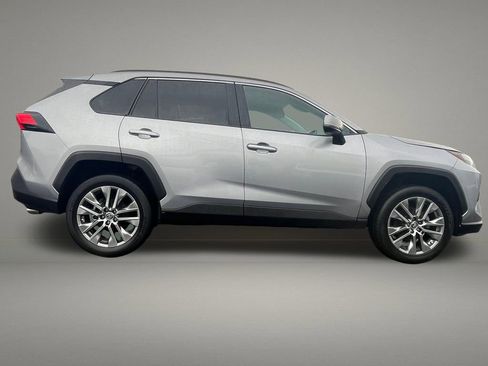 Used 2022 Toyota RAV4 XLE Premium AWD/4WD image 8