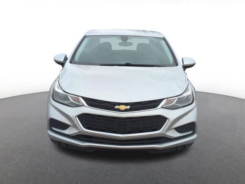 Used 2018 Chevrolet Cruze LT w/ Convenience Package image 9