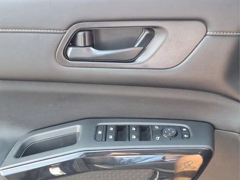Used 2023 Nissan Pathfinder SV w/ SV Premium Package AWD/4WD image 17