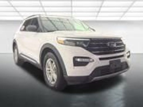Used 2024 Ford Explorer XLT w/ Equipment Group 202A AWD/4WD image 4