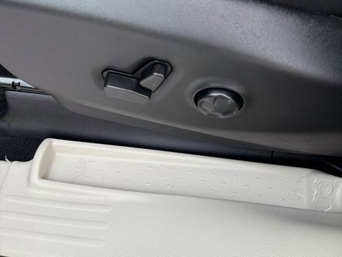 Used 2024 Chrysler Pacifica Limited w/ Uconnect Theater Family Group image 10