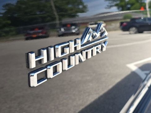 Used 2023 Chevrolet Traverse High Country w/ LPO, 'HIT The Road' Package FWD image 9