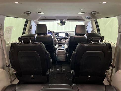 Used 2023 Chrysler Pacifica Touring-L image 10