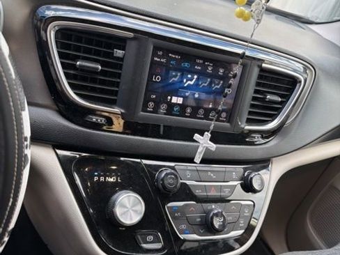 Used 2020 Chrysler Pacifica Touring-L image 6