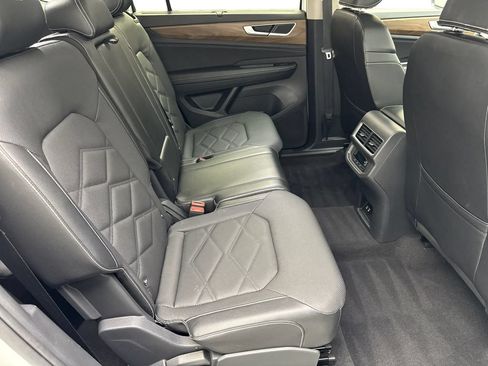 Used 2024 Volkswagen Atlas SE w/ Panoramic Sunroof Package FWD image 42