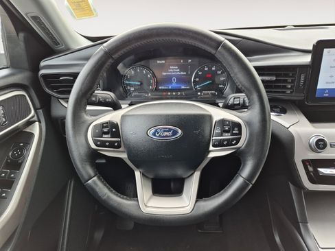 Used 2024 Ford Explorer XLT RWD image 13