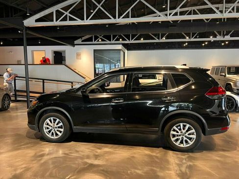 Used 2020 Nissan Rogue SV image 2