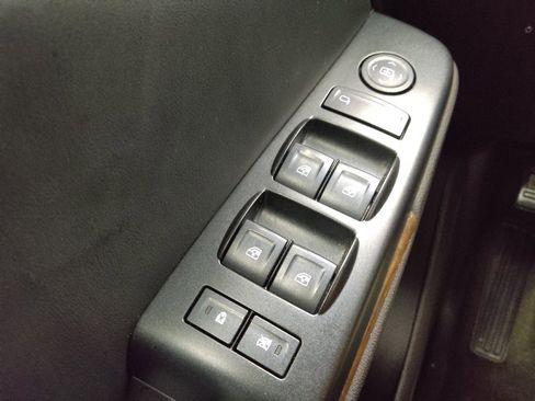 Used 2016 Chevrolet Suburban LS RWD image 27