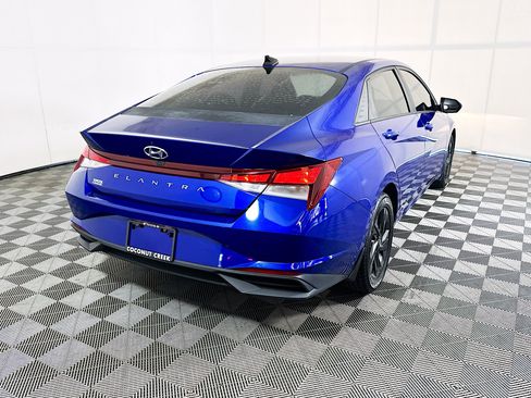 Used 2022 Hyundai Elantra SEL FWD image 3