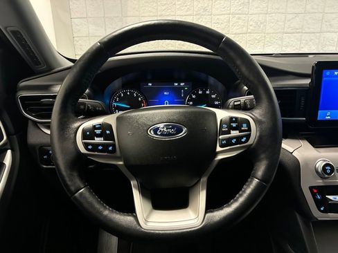Used 2023 Ford Explorer XLT w/ Equipment Group 202A AWD/4WD image 17