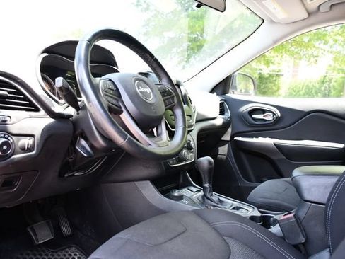 Used 2019 Jeep Cherokee Latitude w/ Cold Weather Group AWD/4WD image 12