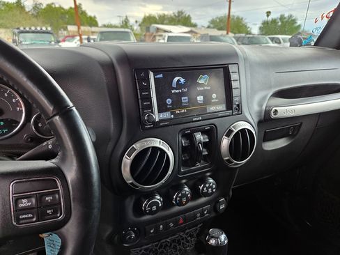 Used 2017 Jeep Wrangler Unlimited Sahara w/ Connectivity Group AWD/4WD image 8