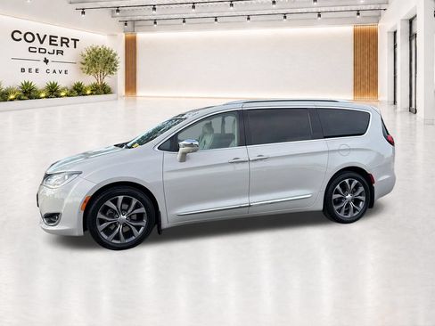 Used 2017 Chrysler Pacifica Limited FWD image 4