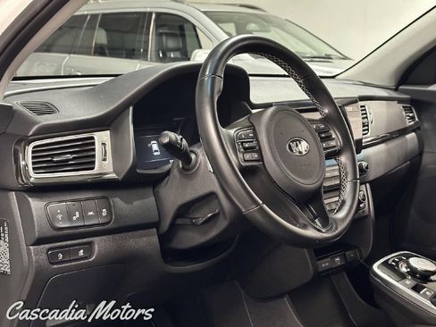 Used 2019 Kia Niro EX w/ Cold Weather Package 2.0 FWD image 16