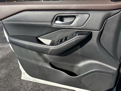 Used 2023 Nissan Rogue SV w/ SV Premium B Package image 7