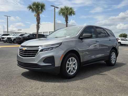 Used 2023 Chevrolet Equinox LS w/ LS Convenience Package FWD image 2