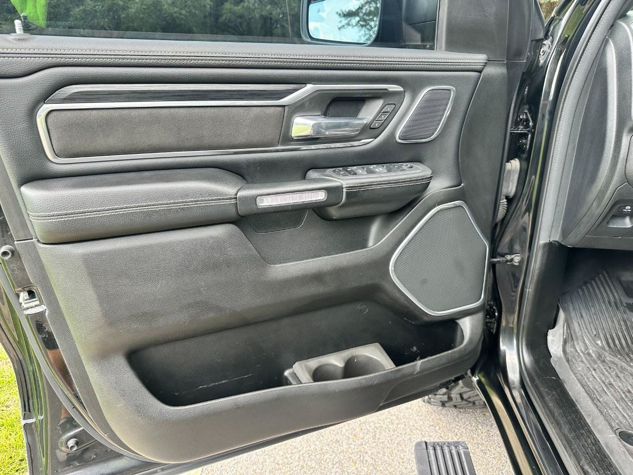 Used 2023 RAM 1500 Laramie AWD/4WD image 9