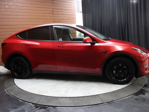 Used 2022 Tesla Model Y Long Range image 37