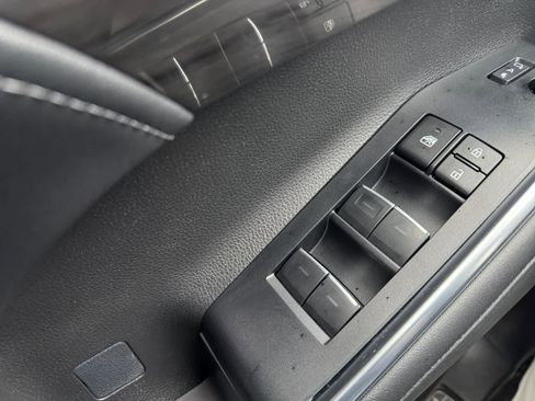 Used 2025 Toyota Highlander Platinum image 19