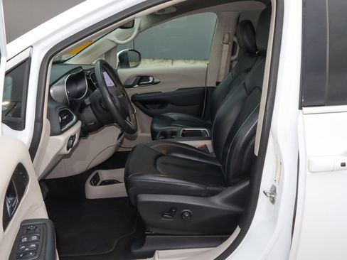 Used 2023 Chrysler Pacifica Touring-L FWD image 7